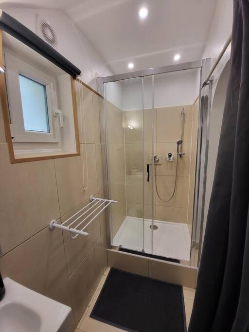 Grand Studio, Parking Prive, Cuisine Separee Appartement