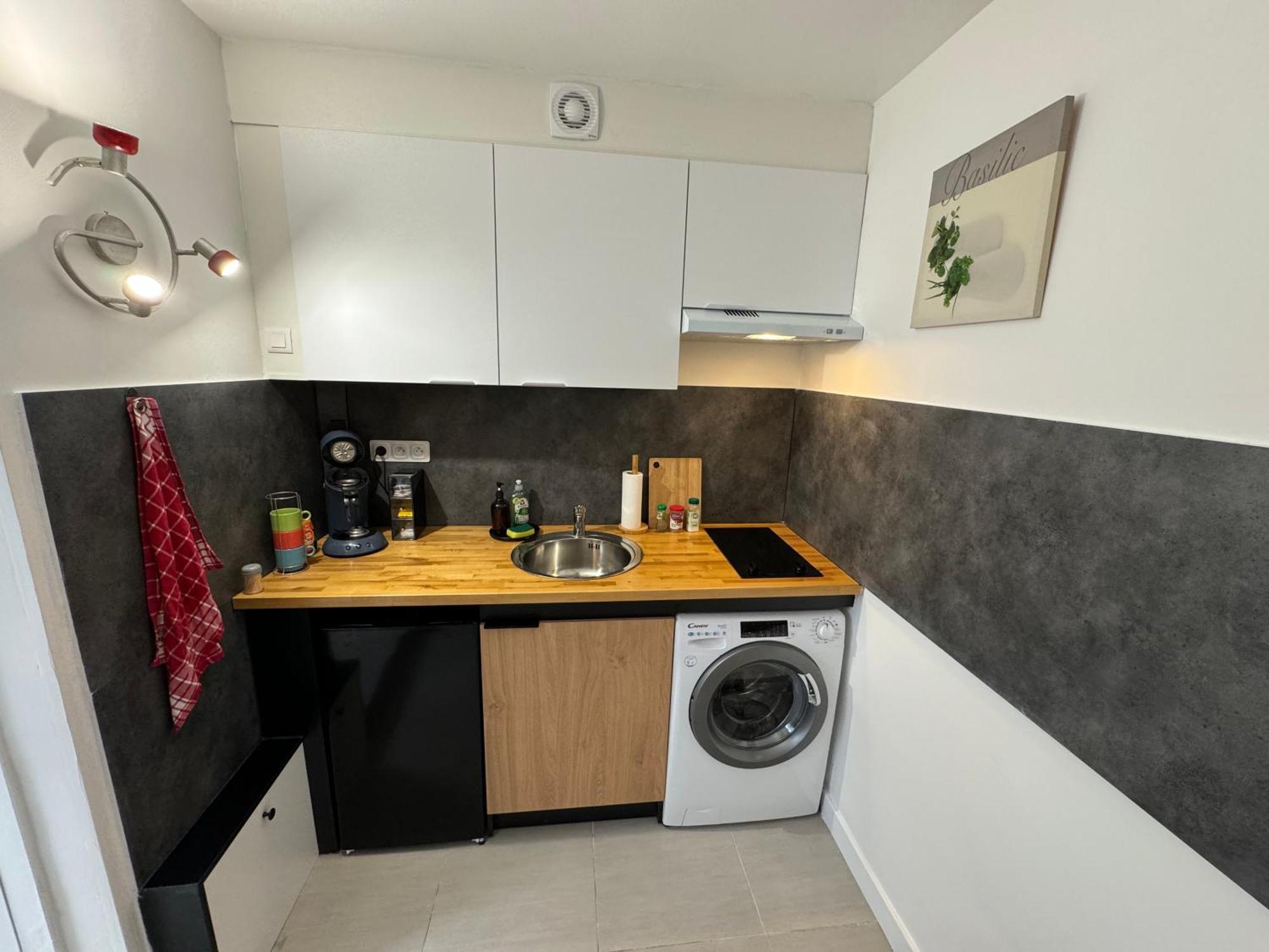 Grand Studio, Parking Prive, Cuisine Separee Appartement